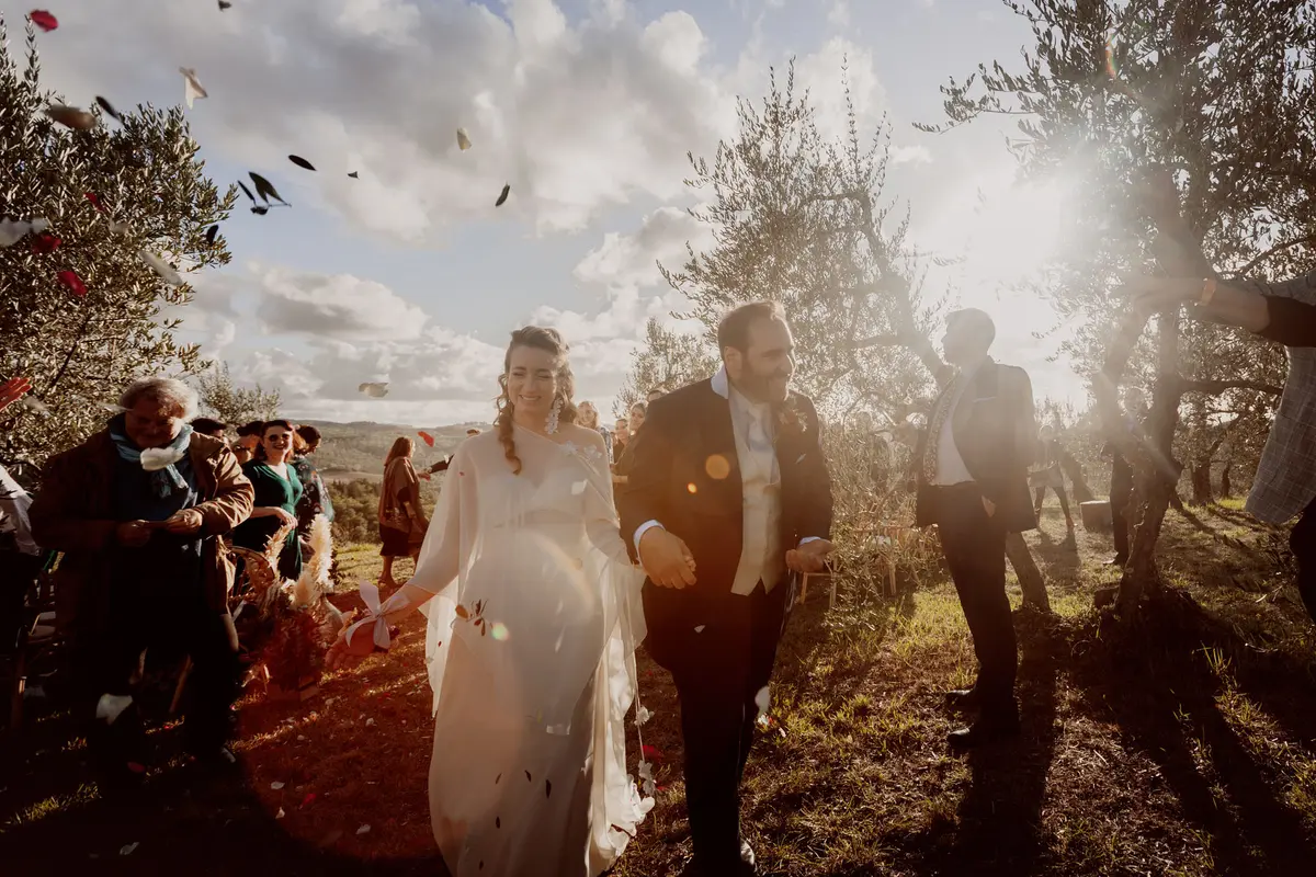 Uscita dalla cerimonia con lancio di petali, matrimonio ebraico a Fattoria di Rignana
