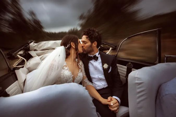 
	Sposi in auto
