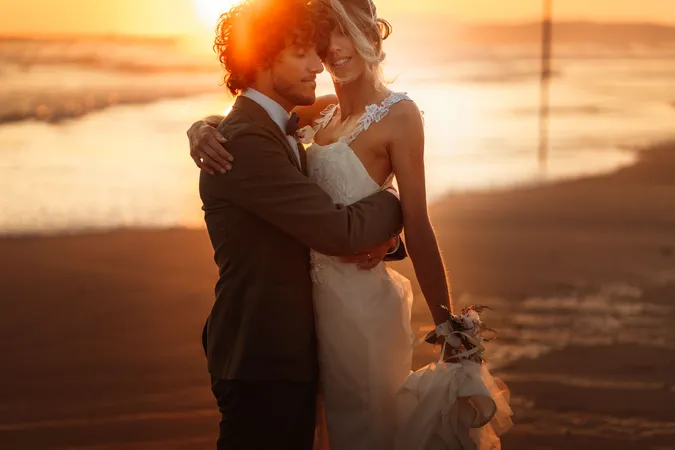 
	foto di un matrimonio al tramonto in spiaggia
