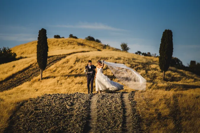 
	foto di coppia sulle colline di Siena
