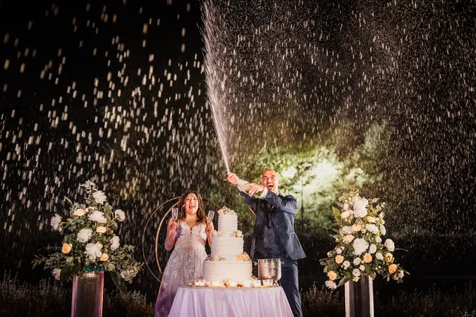 
	taglio torta e champagne ad un matrimonio

