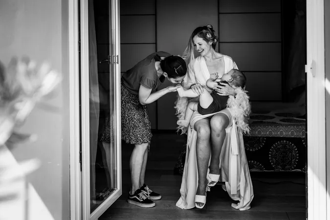 
	mamma che allatta durante i preparativi del matrimonio
