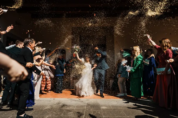 
	Uscita di chiesa a fine matrimonio
