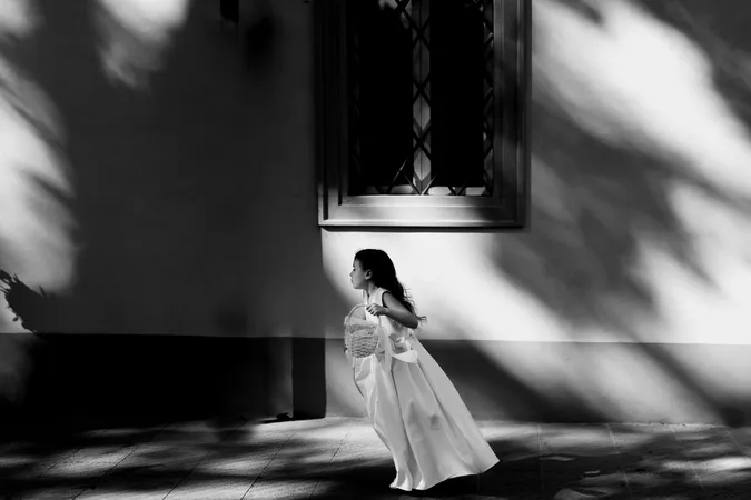 
	Bambina in bianco e nero
