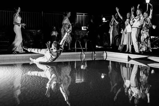 
	tuffo in piscina sposo

