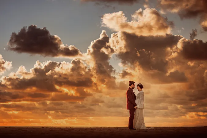 
	sposi in spiaggia al tramonto
