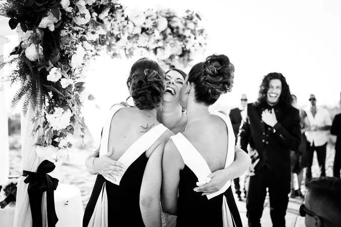 
	matrimonio spiaggia abbraccio
