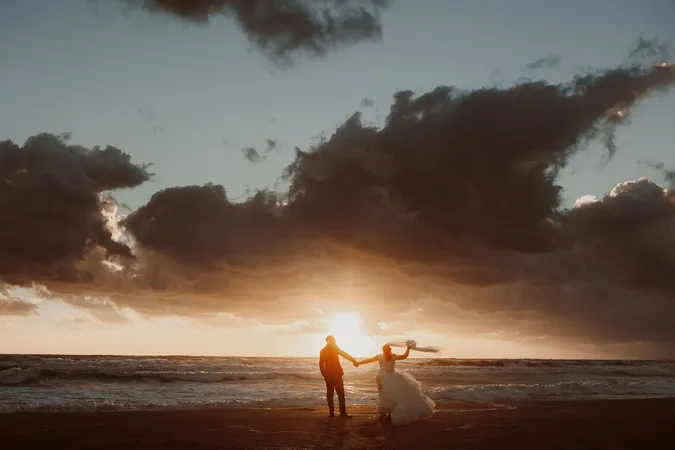 
	matrimonio in spiaggia al tramonto a Viareggio

