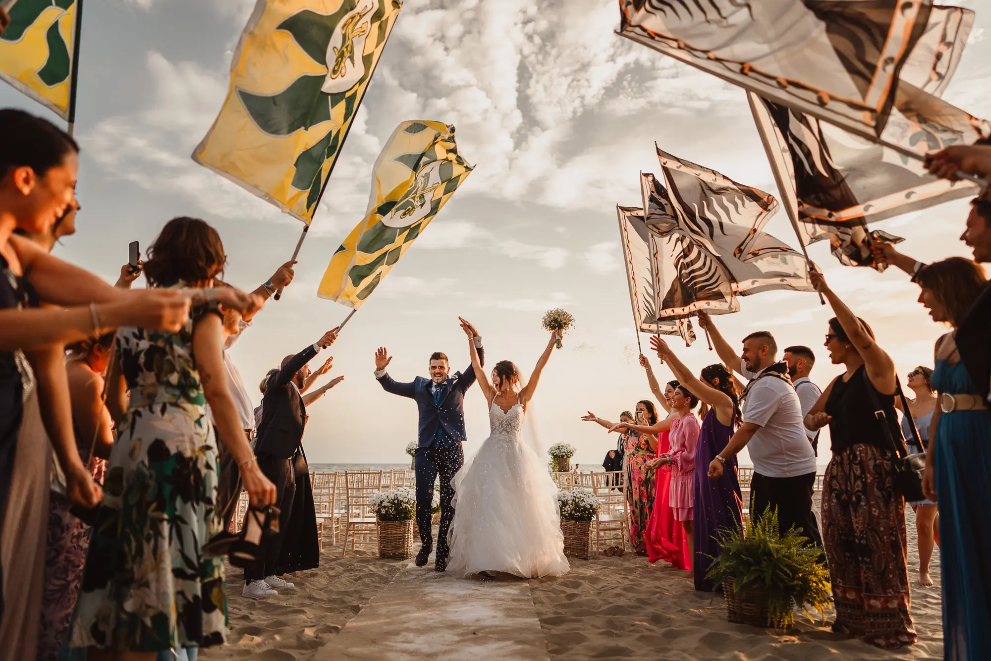 Cerimonia sulla spiaggia con bandiere colorate, matrimonio a Viareggio