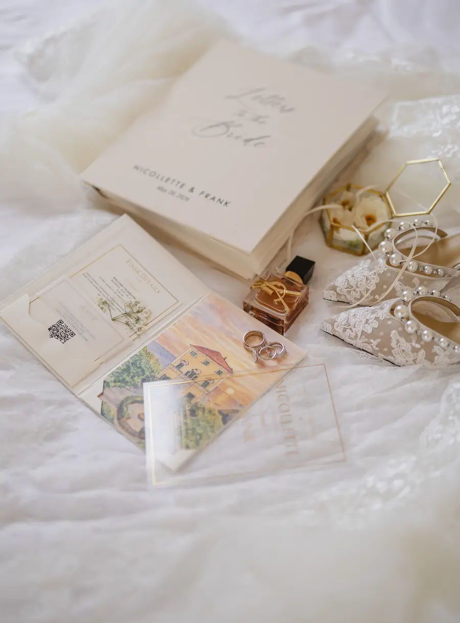 Dettagli della sposa: libro Letter to the Bride, partecipazioni, profumo, fedi e scarpe