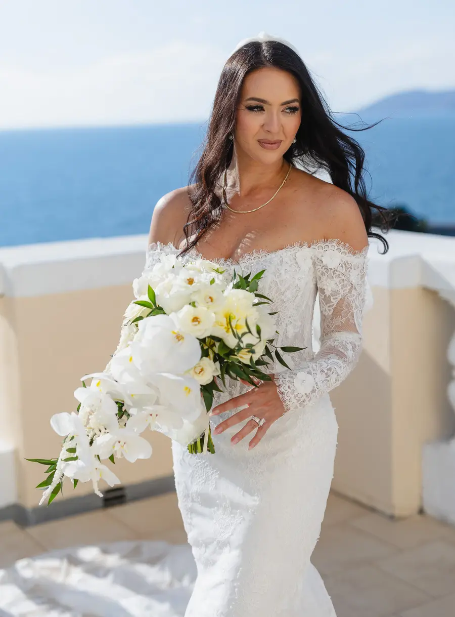 Ritratto della sposa con bouquet di orchidee e rose bianche, matrimonio a Villa Parisi