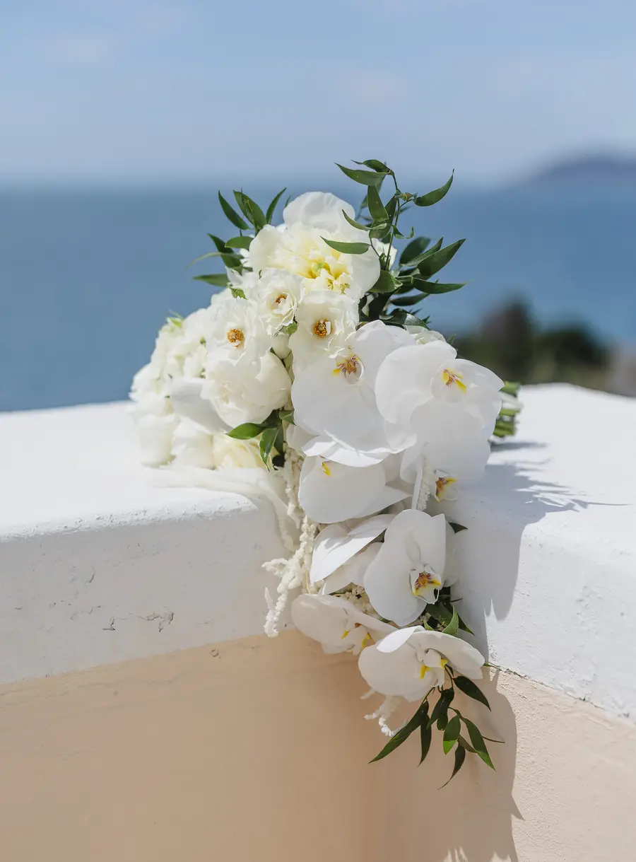 Bouquet da sposa di orchidee e peonie bianche sulla terrazza sul mare di Castiglioncello