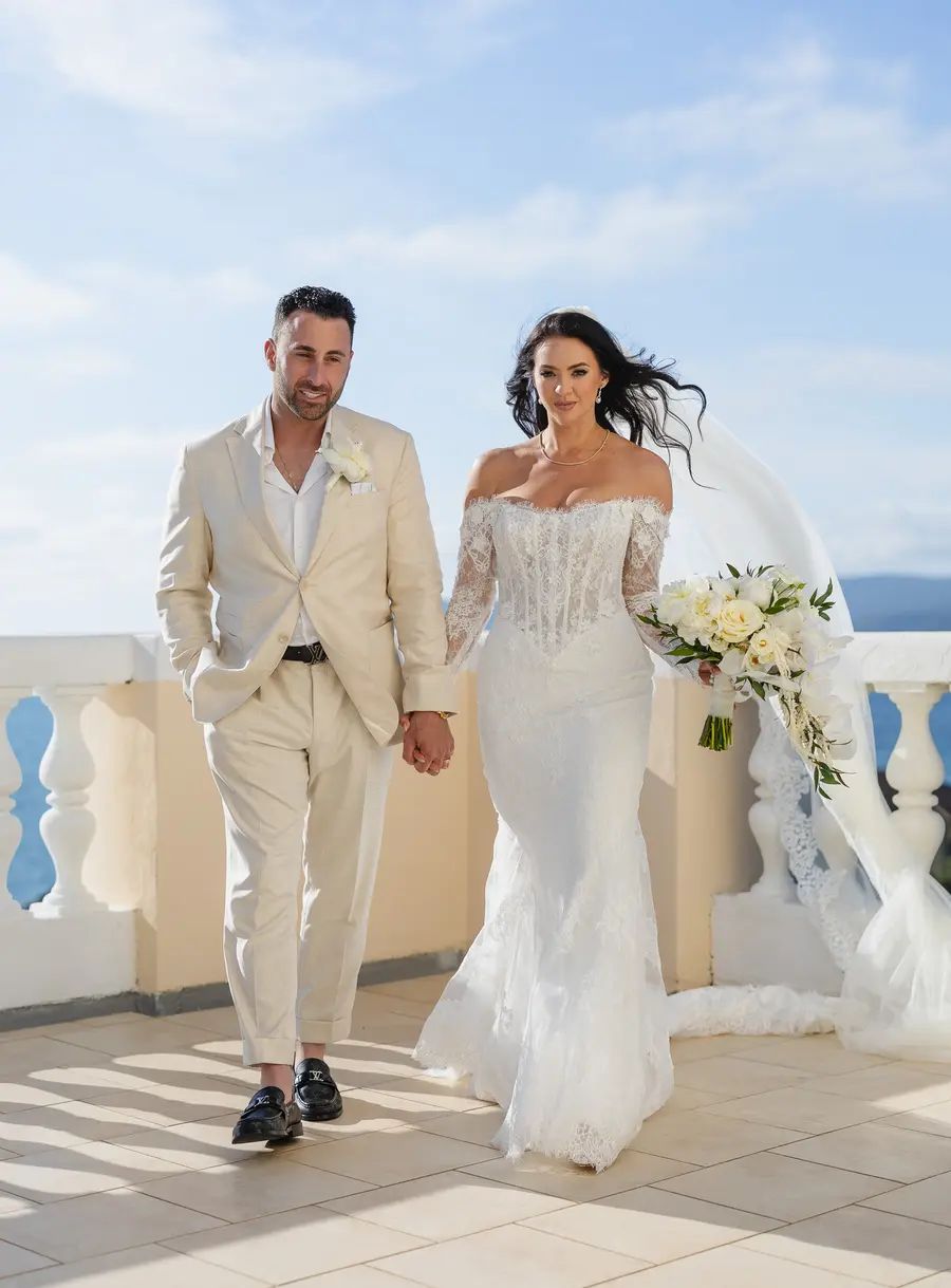 Frank e Nicolette mano nella mano sulla terrazza sul mare, matrimonio a Castiglioncello