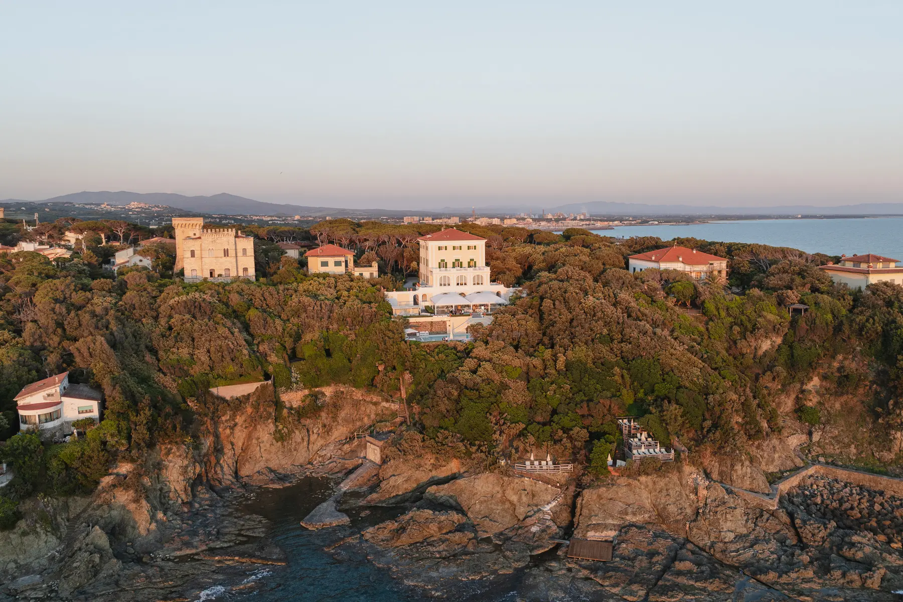 Veduta dall'alto di Villa Parisi a Castiglioncello sul promontorio a picco sul mare